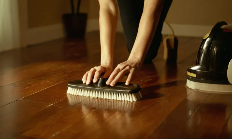 Manos puliendo un suelo de madera brillante con herramientas de limpieza cercanas.