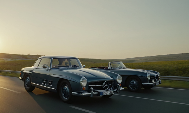 Una línea de tiempo histórica que visualiza la asociación entre Mercedes-Benz y Renault, destacando momentos clave en su colaboración.